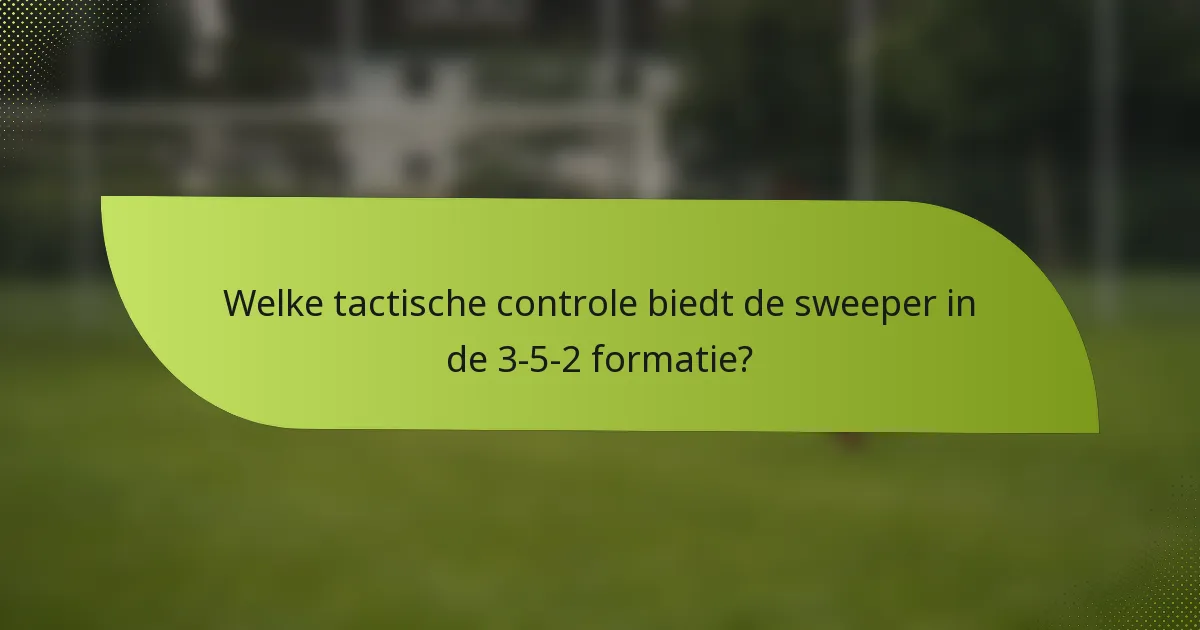 Welke tactische controle biedt de sweeper in de 3-5-2 formatie?